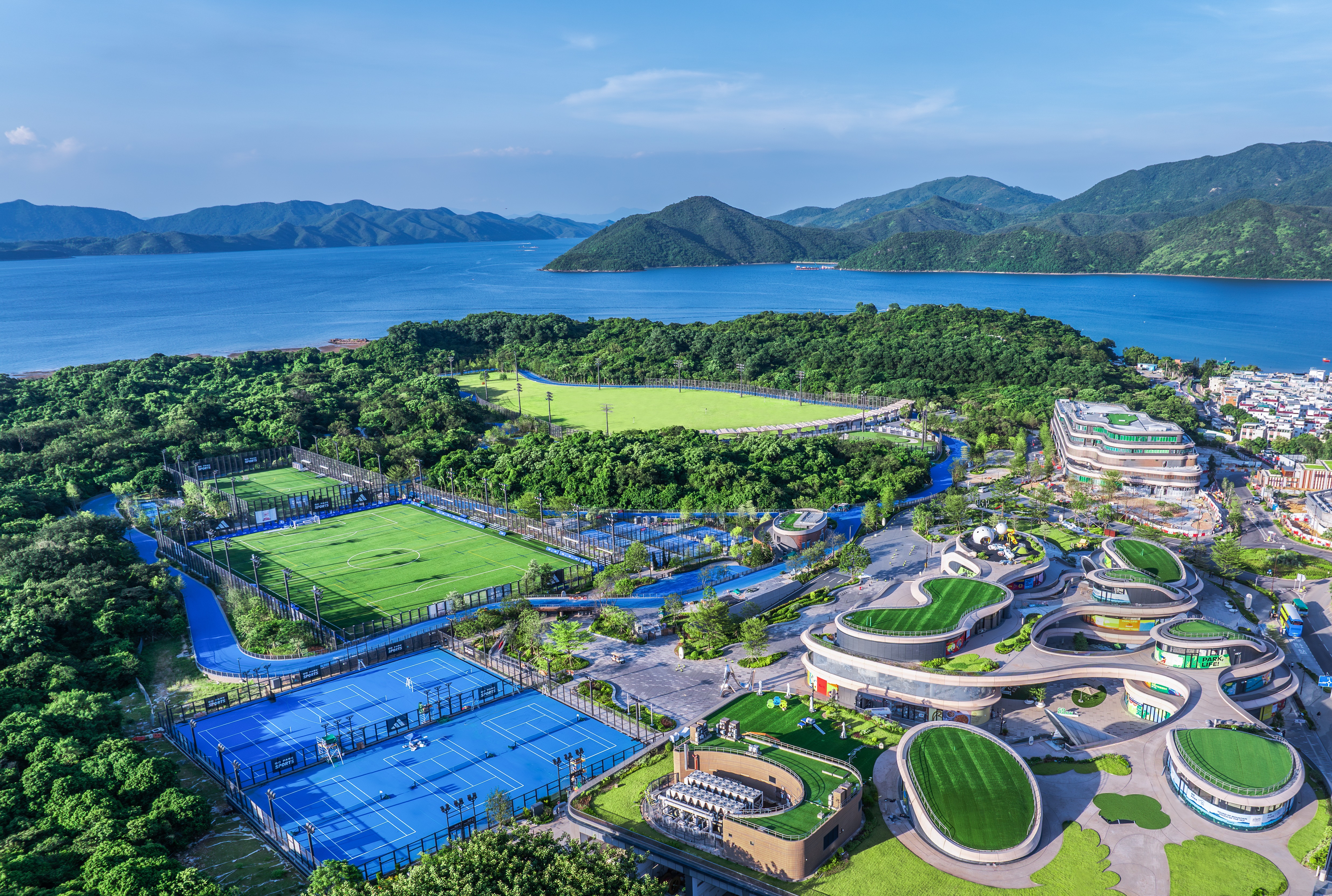 鄭公曼青百齢紀念 鄭善禧-登高踏青圖｜2024迎春- 帝圖拍賣- 領銜全台書畫文物類第一拍賣品牌